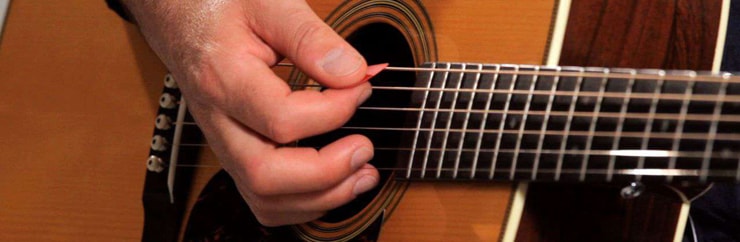 игра медиатором на гитаре